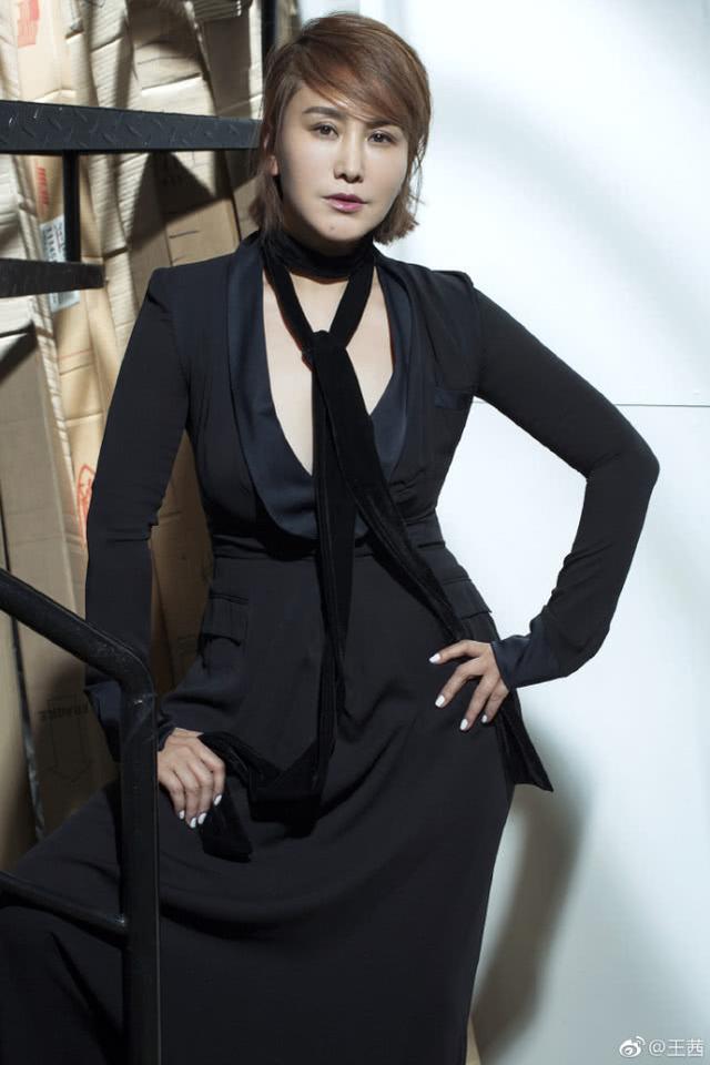 相差23岁夫妻,她长得漂亮,老公捧红她,51岁仍美得像31岁