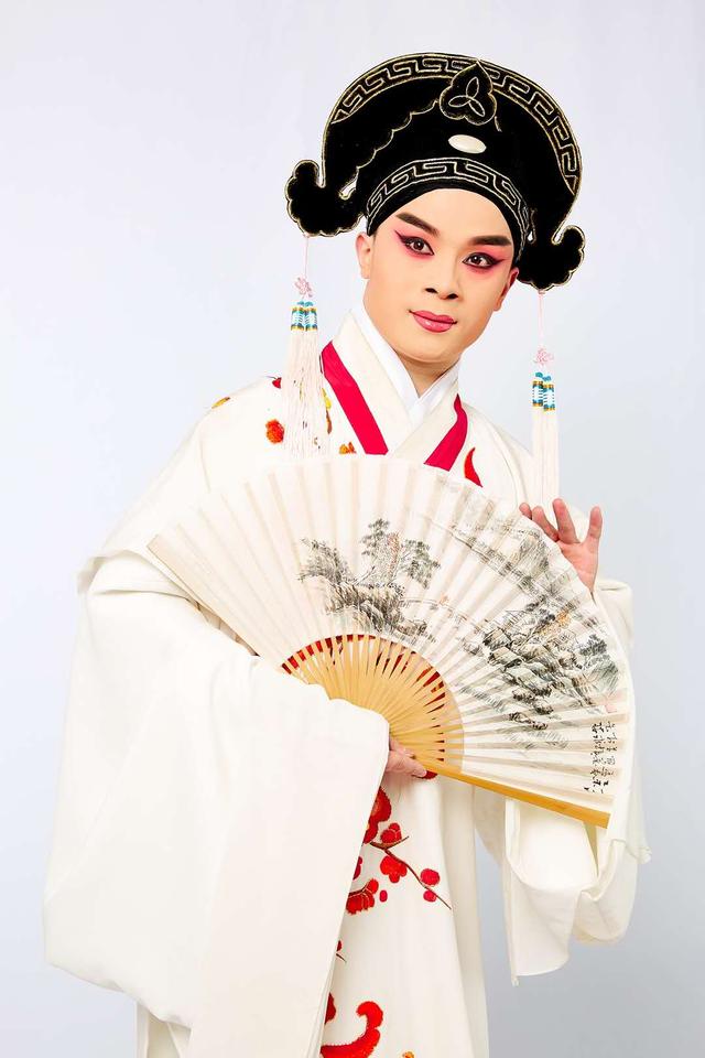 2014年,开始学习并钻研黄梅戏艺术;曾先后在沈阳评剧院,中国评剧院