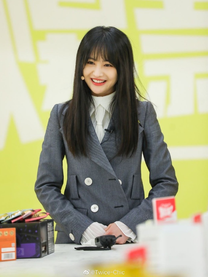 郑爽灰色收腰西装搭纯白领带衬衫,青春甜美优雅,逆天长腿太可了