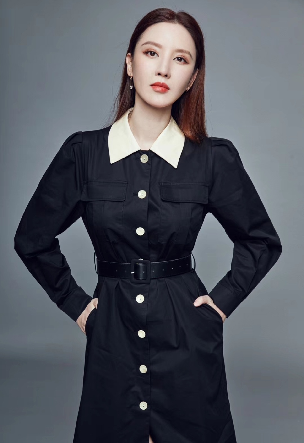 张萌穿露脐装秀小腰看到牛仔裤网友都酸了都是老板娘还这么省