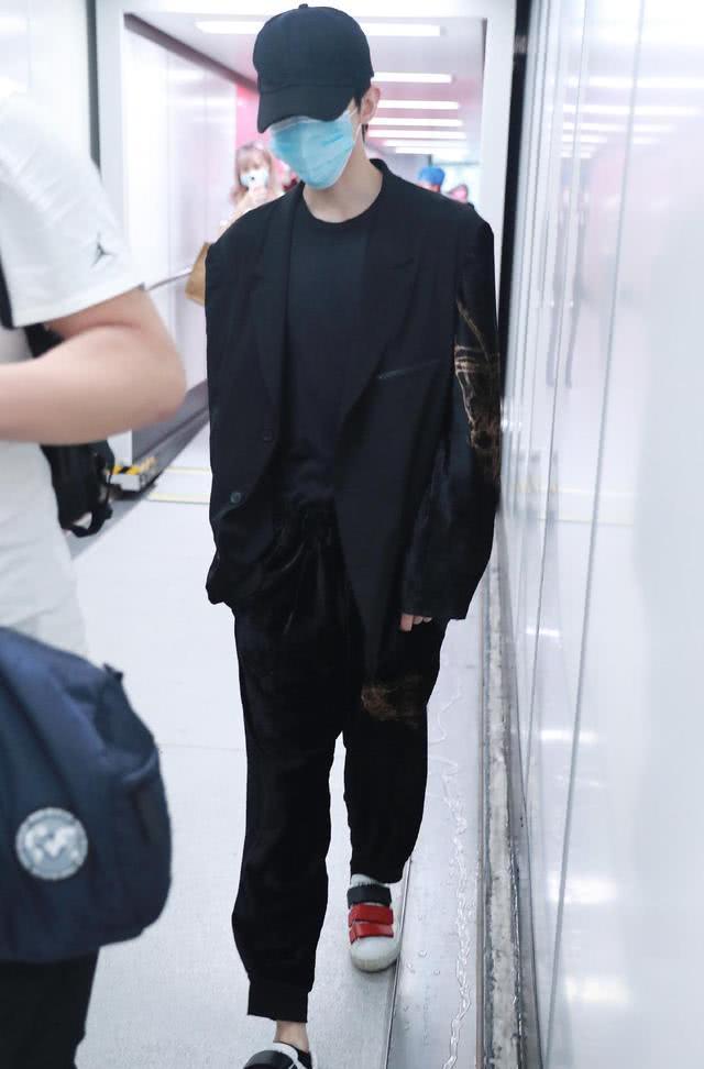 蔡徐坤现身温州机场前往广州录制节目，全身黑色造型十分亮眼酷帅