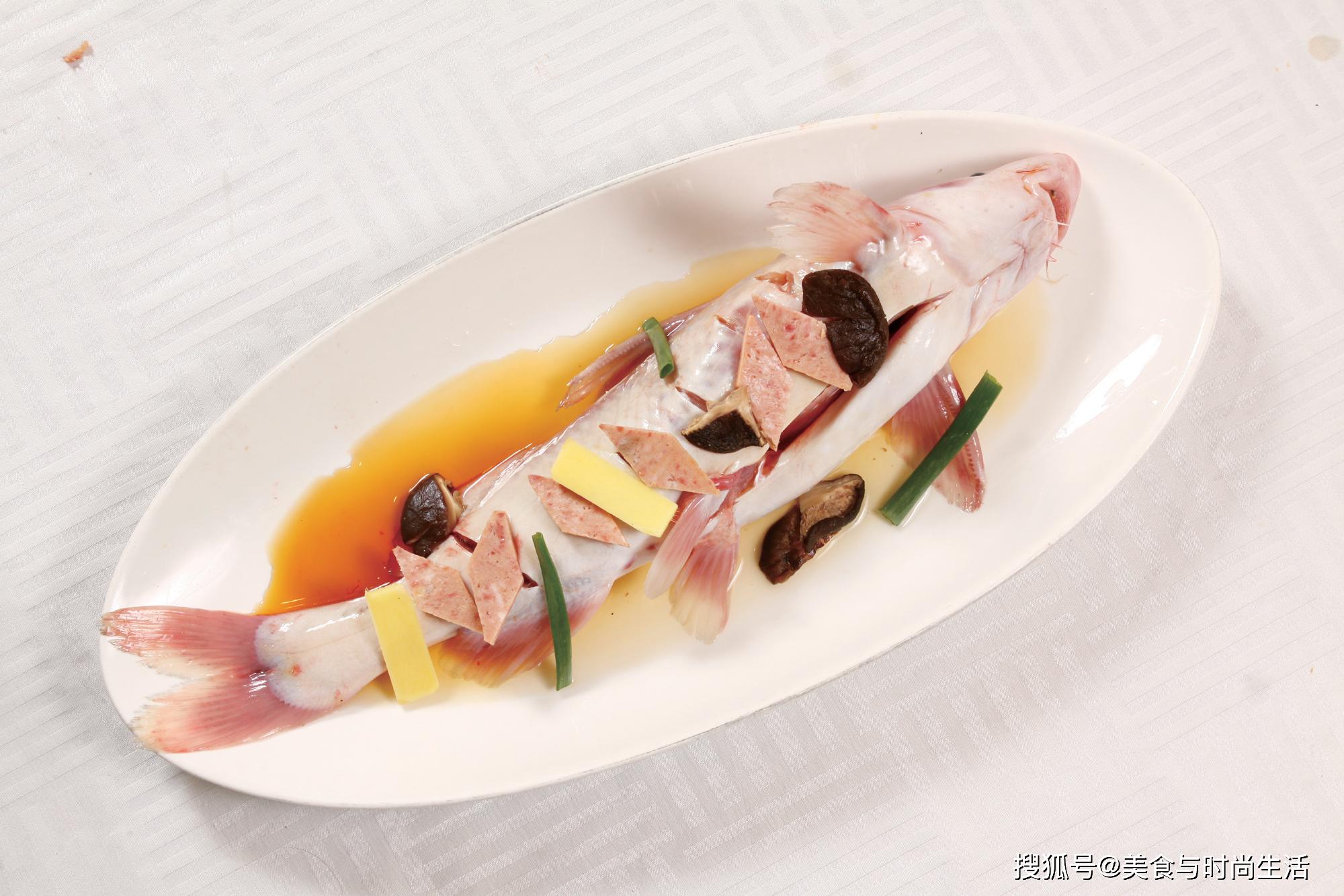 清蒸江团是四川乐山传统名菜,这就教你做,鱼肉鲜嫩无比
