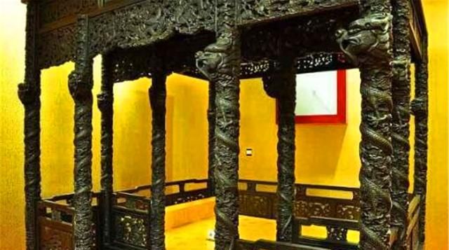 清朝皇宫3吨重"龙床"现身,专家让上交,收藏者:我要5个亿