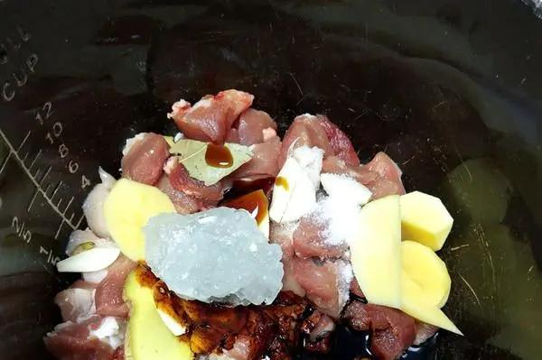 正文  猪肉 500克,土豆 200克,冰糖 葱姜蒜 八角 香叶 盐 老抽 蚝油