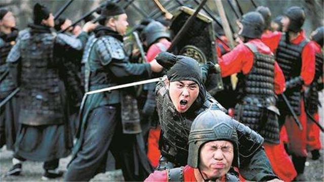 古代战争动辄战死几十万人,那士兵尸体咋处理?曹操的做法绝了