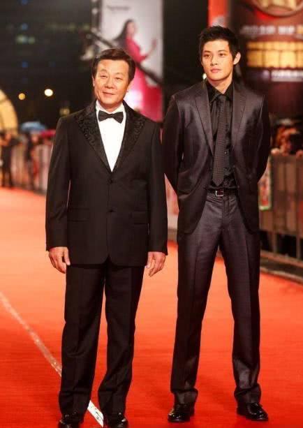 和老婆结婚37年,帅气儿子出道11年,仍红不过他|寇世勋|老婆|寇家瑞