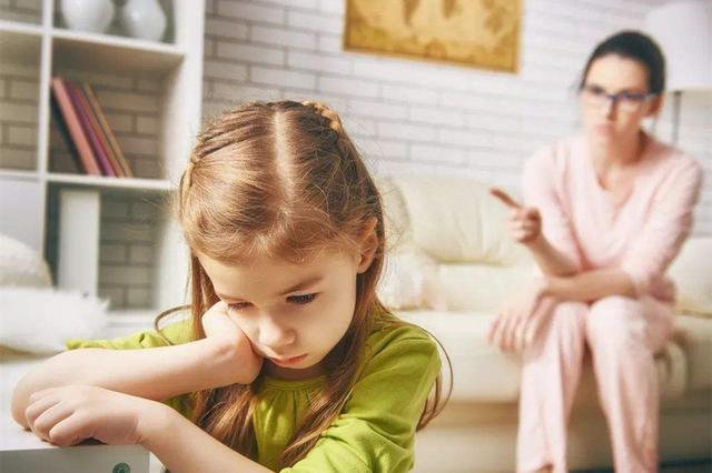 孩子被骂后,如果有这2种反应,家长要警惕他形成"讨好型人格"