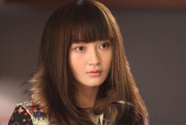 姚笛出席活动近照晒出,一袭灰色长裙身材超好,脸上笑容洋溢