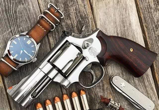 枪如此大的威力主要是由于枪里面的子弹的作用.