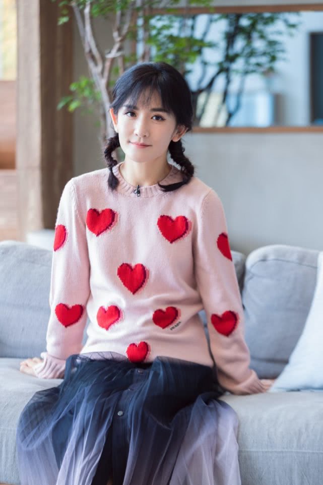 谢娜工作室晒美照,扎双麻花辫小清新范儿,弹吉他笑容温暖甜美!