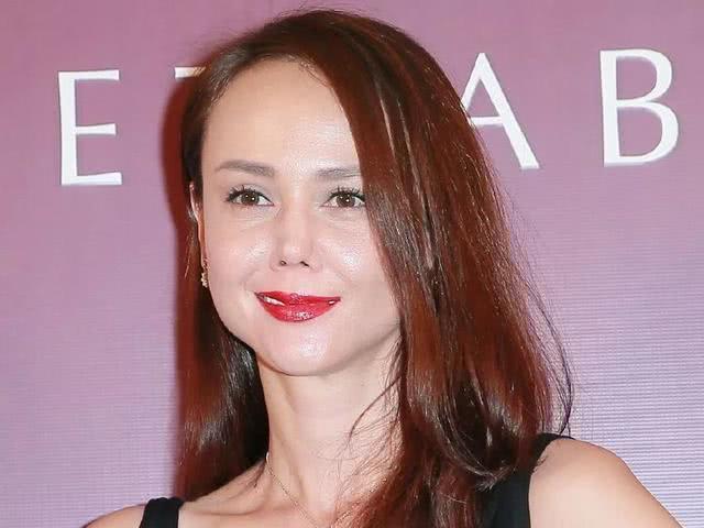 43岁亚姐冠军韩君婷毁容退圈后收获真爱男友甜蜜庆祝同居一周年