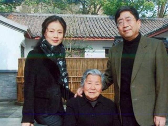 李红为照顾病重余秋雨异地打工月留40元