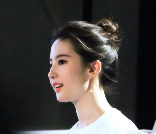 初夏变美看发型,刘亦菲丸子头,麻花辫,时尚甜美还减龄