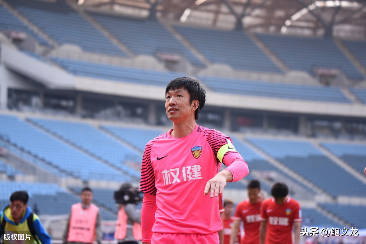 天海功勋现身泰达训练场曹阳退役后杨君回来了