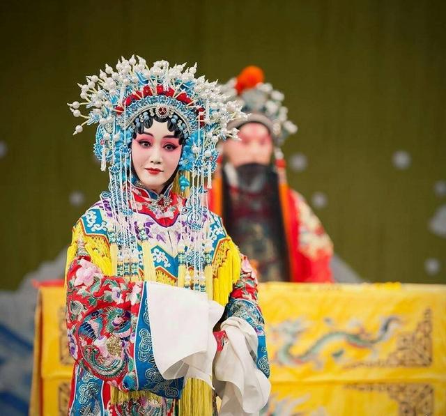 梅兰芳当年有多红?戏迷疯狂向舞台丢首饰,一次出场费10块金条