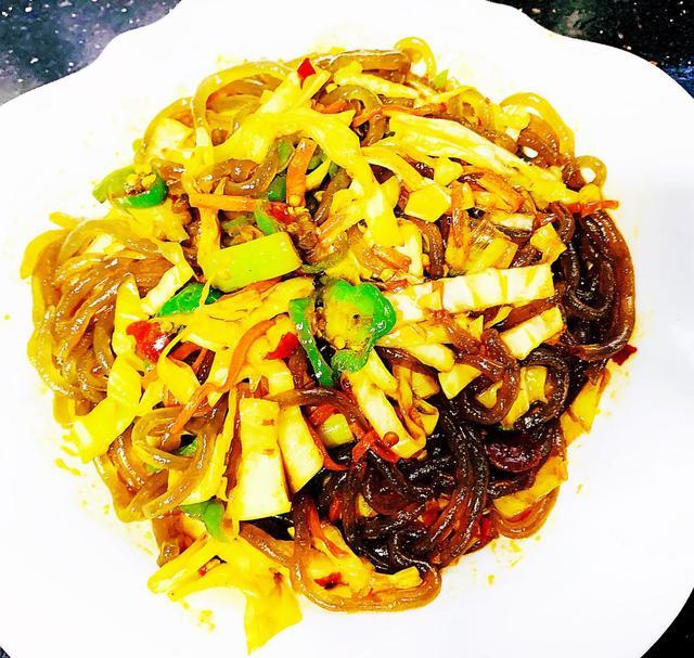 滑溜溜的红薯粉无肉素炒也好吃粉丝吸收汤汁超入味