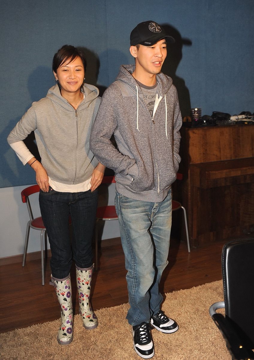 徐静蕾黄立行出席活动老徐一身小学生造型太幼稚连连撒娇超甜