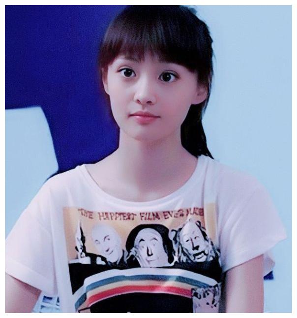 出道前郑爽有多美?齐刘海绑马尾满脸胶原蛋白,这才是小仙女颜值