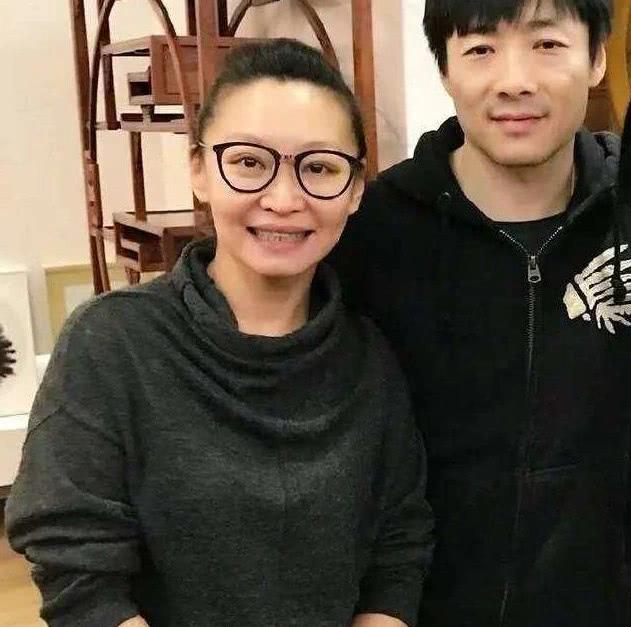 实力派演员祖峰没有微博很低调但是他的妻子却是第一代谋女郎