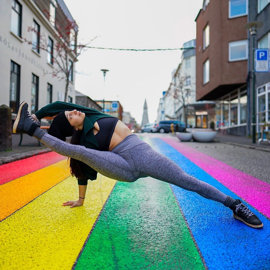 angelababy气质超甜!穿绿格子背心背粉色书包,31岁看着像18岁