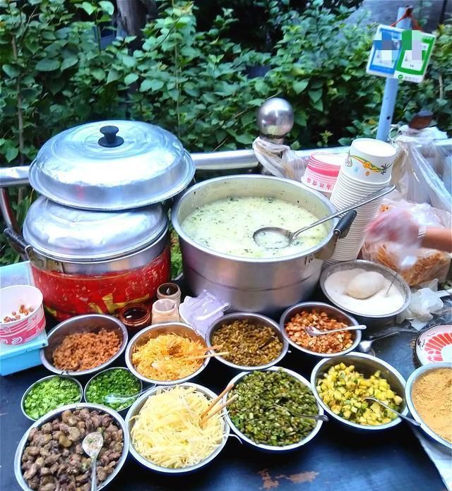 这位温和慈祥的老奶奶,并没有开店,只是在一条很不起眼的小巷里摆摊