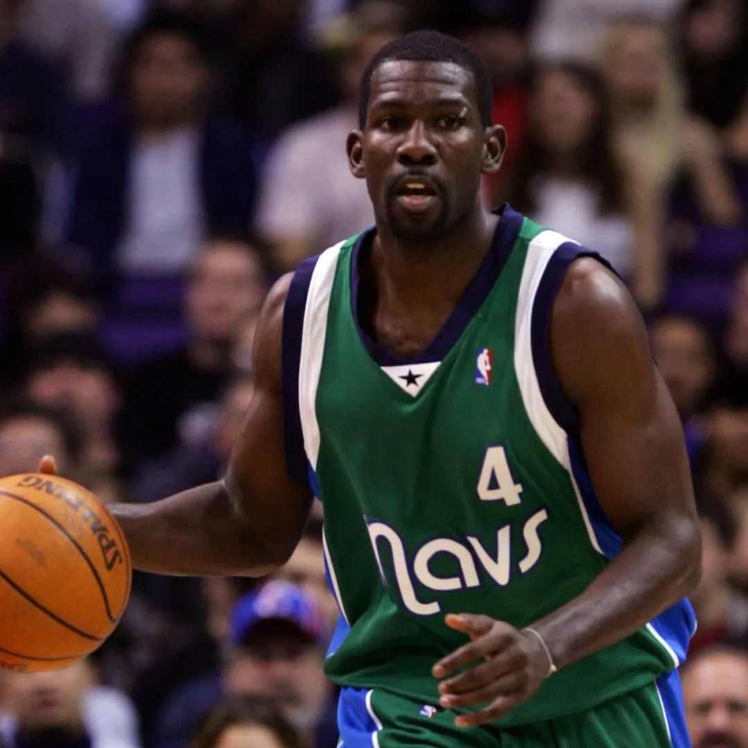 的小牛正处重建期,球队一整个赛季只赢了24场比赛,基德,吉姆杰克逊