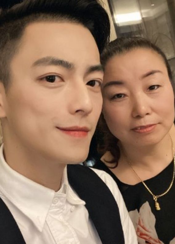 为啥"电竞霍建华"不拍全身照?看清他的身高后,上帝果然公平