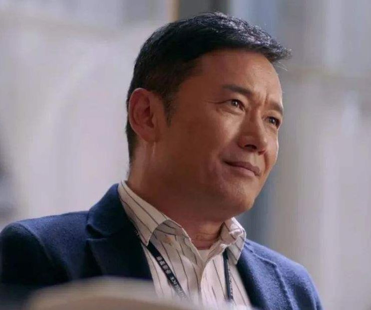 60岁苗侨伟全家照,与初恋妻子恩爱37年,但儿女却差强人意!