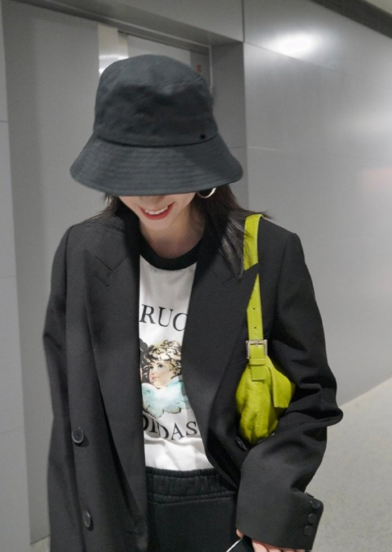 周雨彤真会穿穿西服套装内搭t恤减龄时髦结合黑色渔夫帽超美