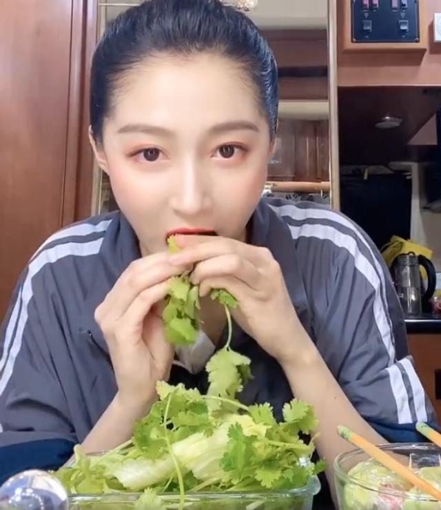 有种讲究叫关晓彤吃饭,看到她吃饭的仪式感,不愧是大户人家