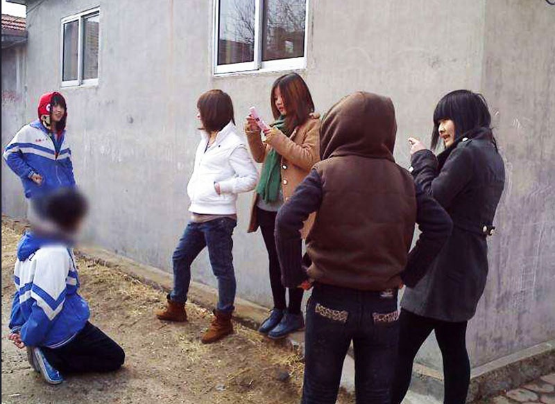 视频中不时传出被打女生的哭泣声,还夹杂着旁边围观和拍视频的学生们