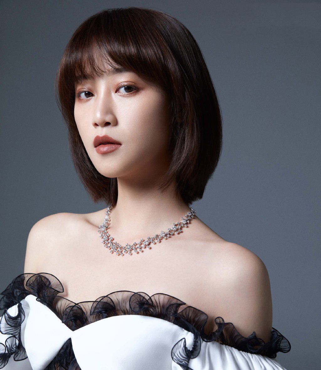 蓝盈莹"勒"出事业线,穿抹胸礼服裙演绎"女神躺"