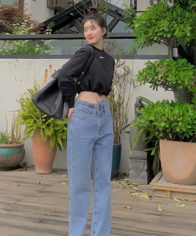 赵露思瘦到不敢认!露脐装搭配牛仔裤,秀出小蛮腰和大长腿!