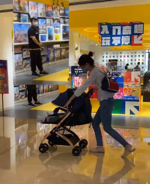 妈妈带俩娃逛商场玩具区前俩娃双眼放光妈妈夸张表现笑翻路人