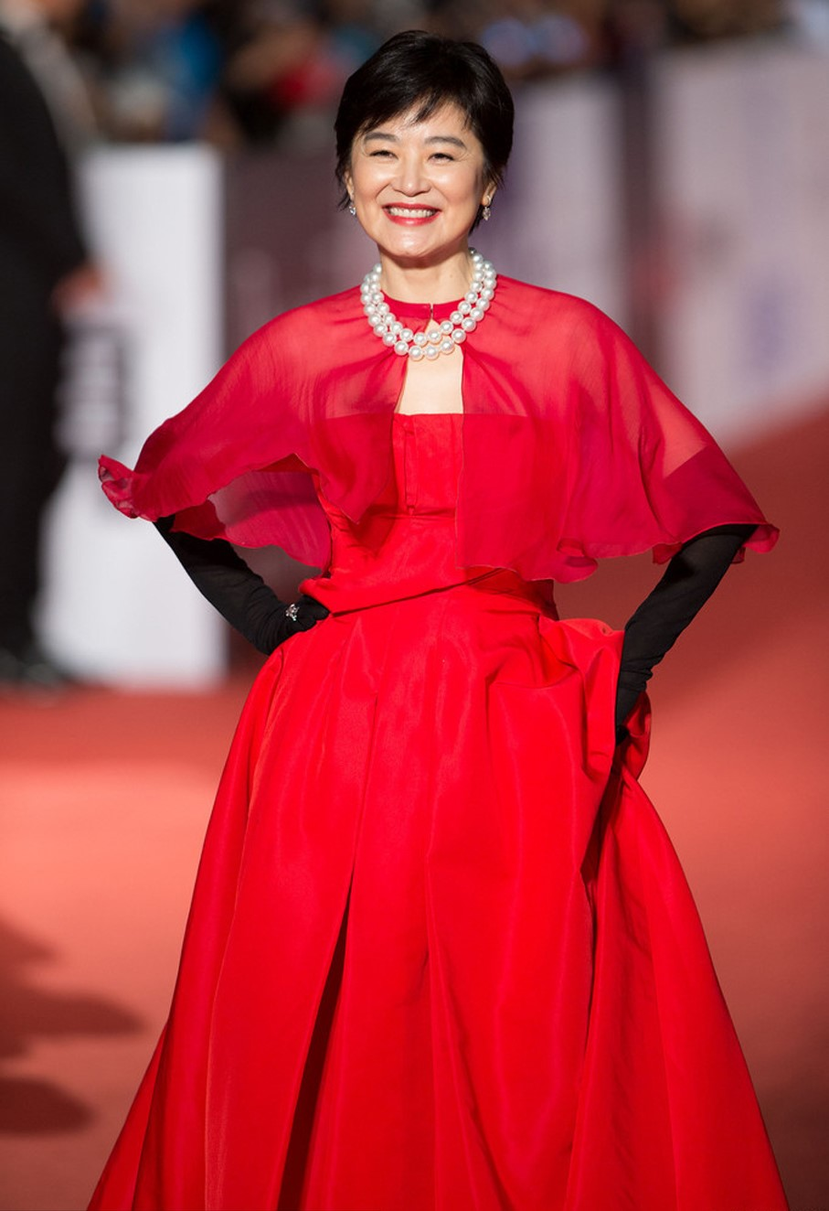 65岁的林青霞还是气质女神?穿一条香槟色连衣裙,依然年轻貌美