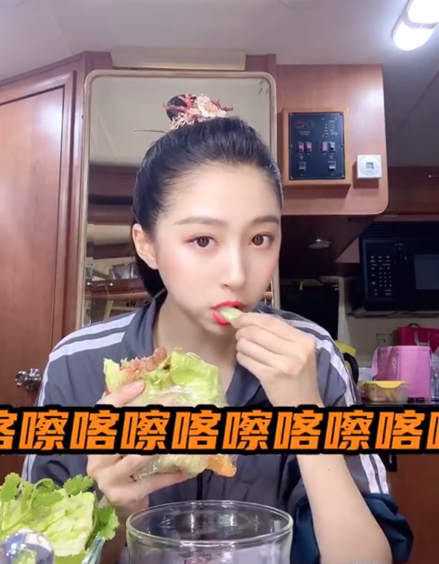 关晓彤三千万福利在线吃播与鹿晗一样饮食习惯难怪鹿晗喜欢她