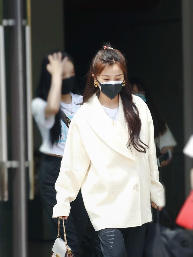 虞书欣戴2个口罩认真防疫,配宽大外套手提包,很有贵妇感