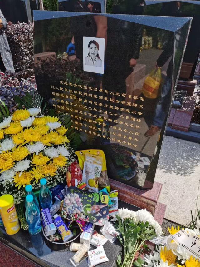 4月23日,夏思思的安葬仪式,墓碑前摆满了她爱吃的零食和鲜花.