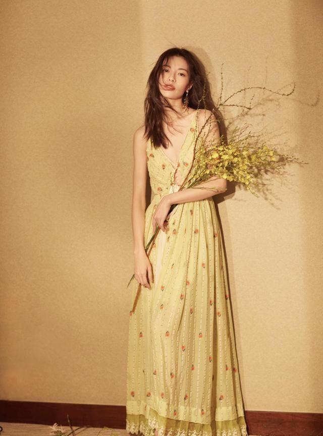 钟楚曦也太美了波点连衣裙少女感满满好身材真让人羡慕