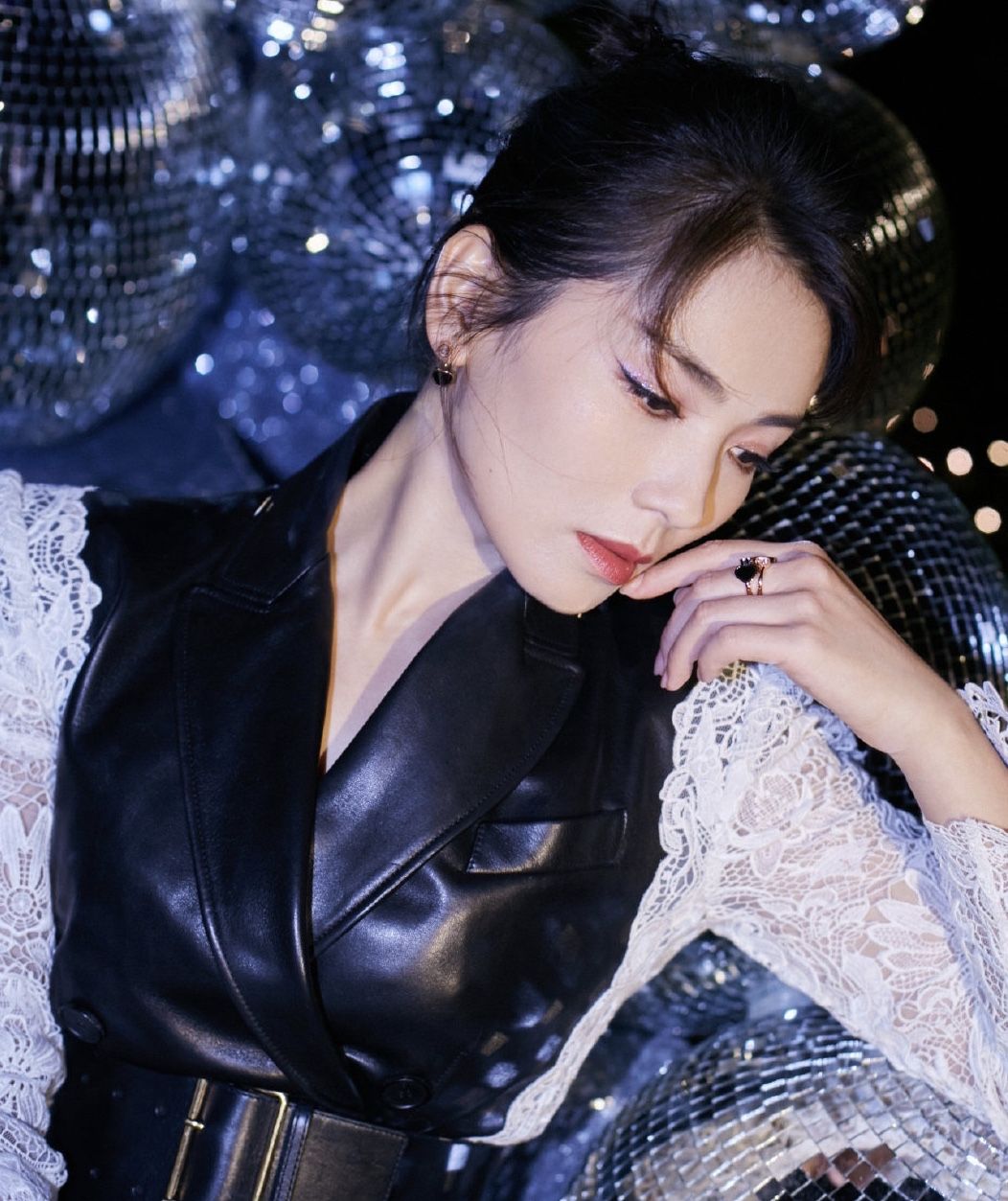 42岁刘涛依旧年轻!穿皮裙很帅气