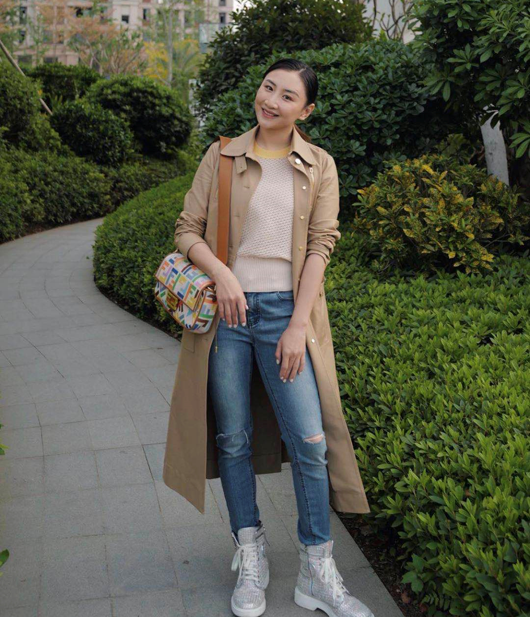 31岁奥运冠军何雯娜,住龙岩别墅出游厦门,牛仔裤尽显身材