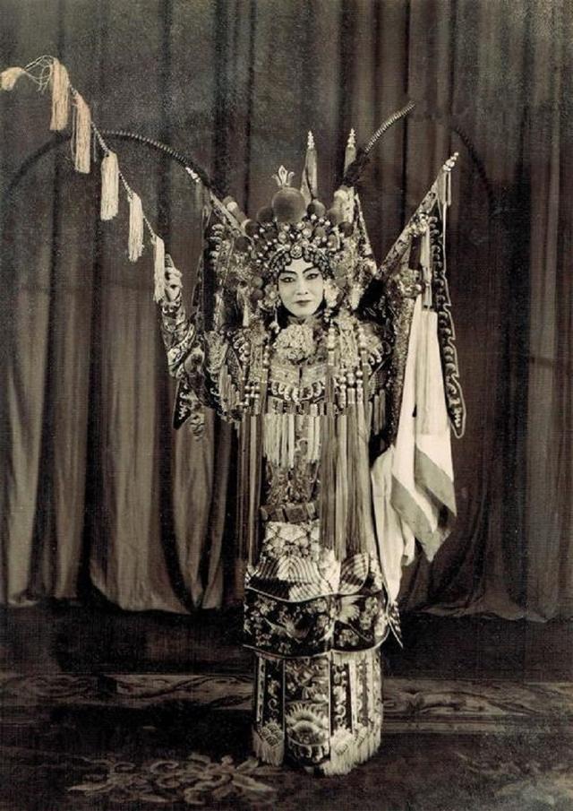 梅兰芳当年有多红?戏迷疯狂向舞台丢首饰,一次出场费10块金条