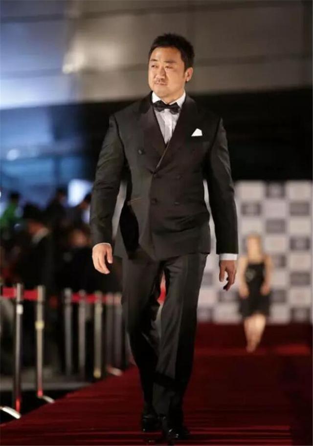 很多人都喜欢马东锡大叔的肌肉感,尤其是穿西装的造型,酷呆了很