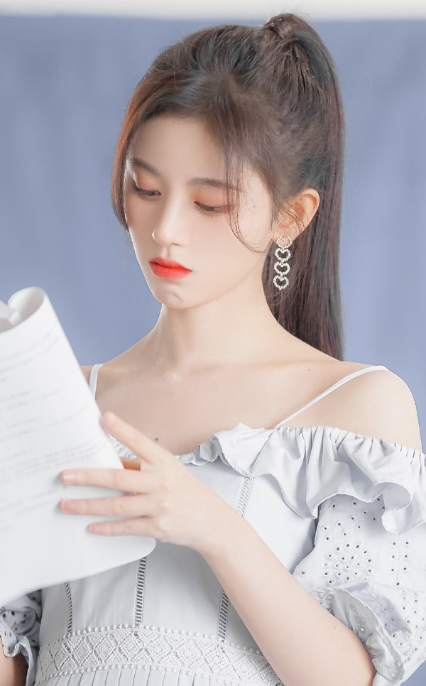 鞠婧祎再现神仙颜值,婴儿蓝吊带裙配高马尾,婴儿般的皮肤绝了