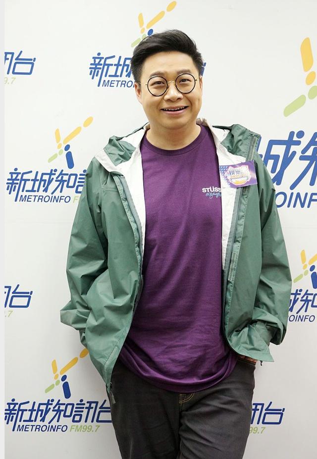 何远东谈不上是tvb绿叶中的新面孔,或许也在于他的身材肥胖,戴着一副