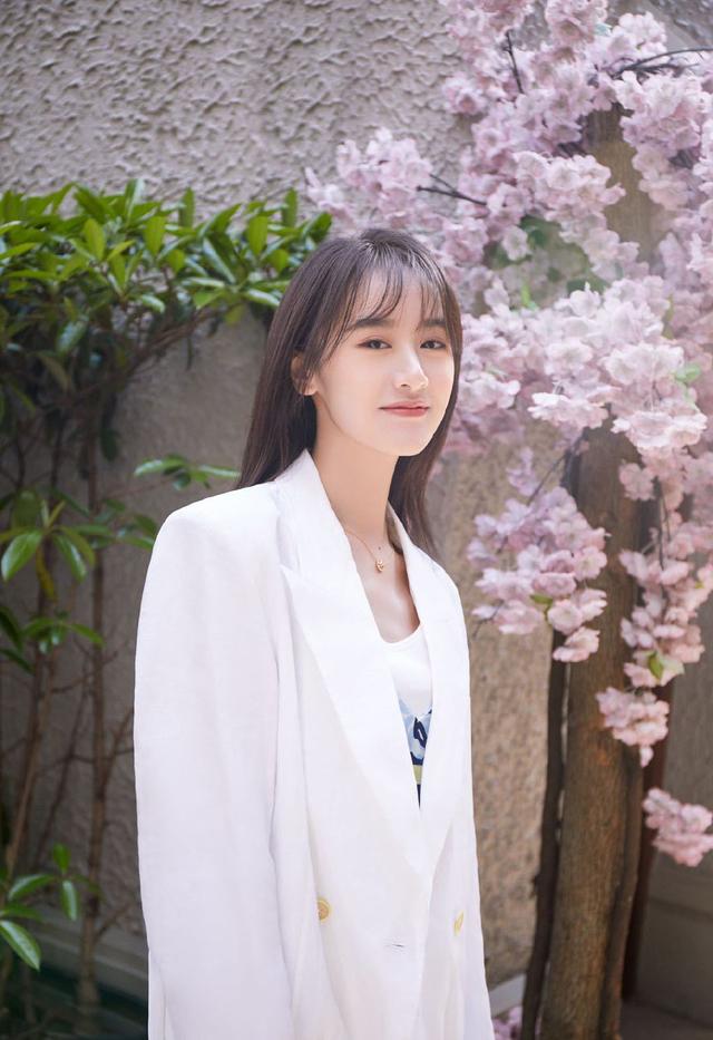 剧中她从卖面女到张艺兴老婆,今穿白西装配开叉裙,过于清新了