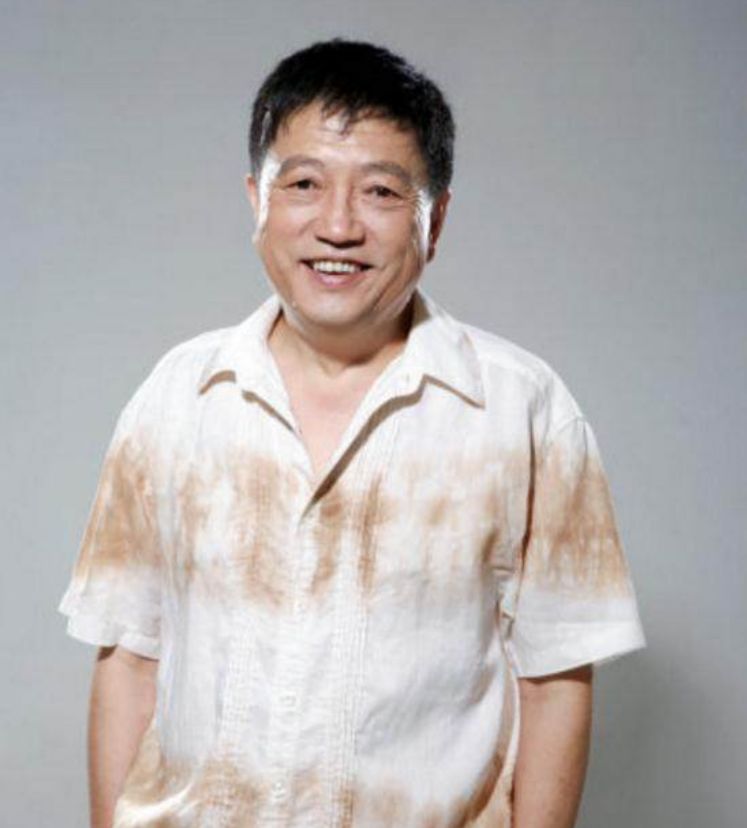 他年近不惑才开始拍戏,凭各类反派角色成名,年纪越大越火