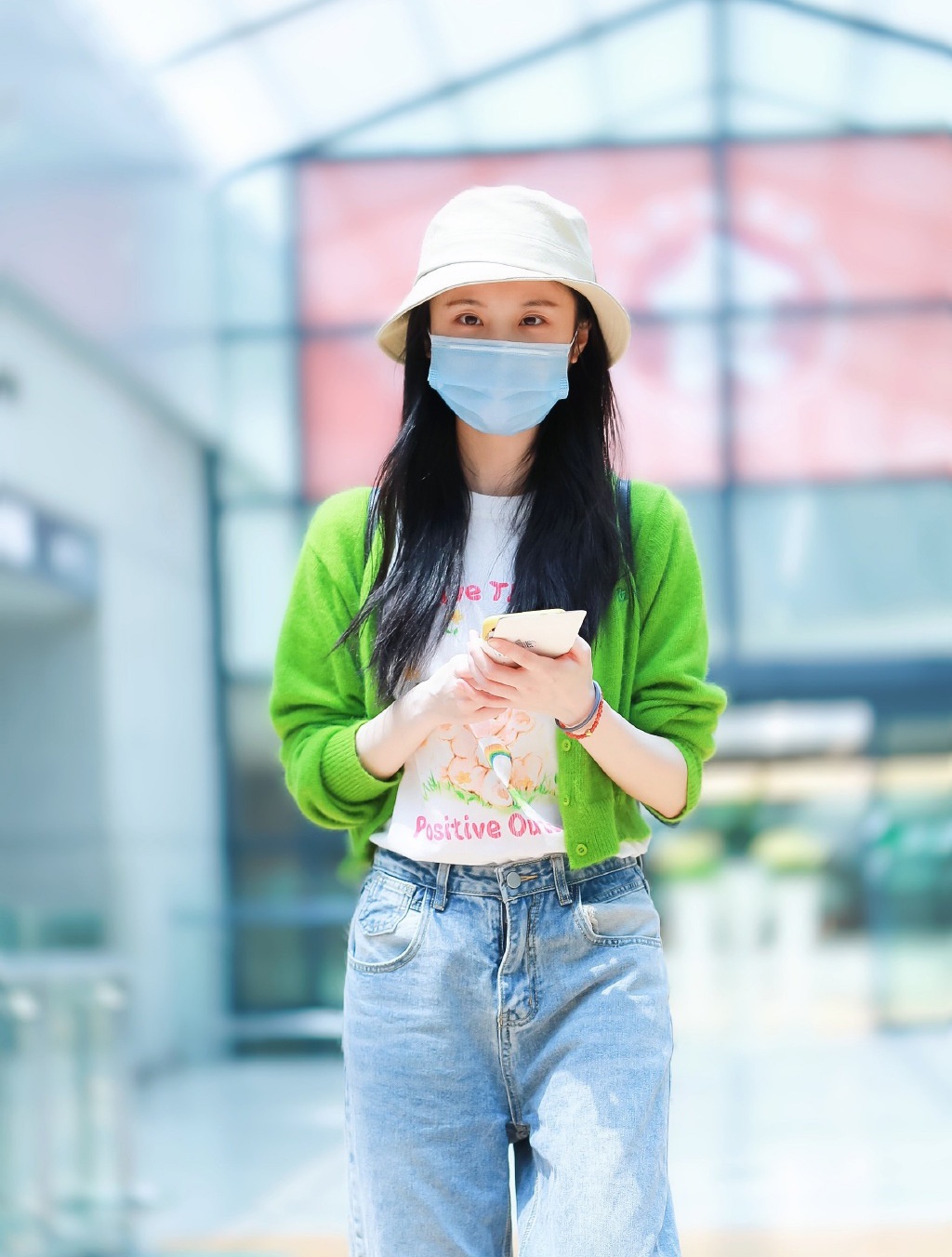 张慧雯好嫩,素颜都敢直面镜头,配绿色开衫活力抢眼