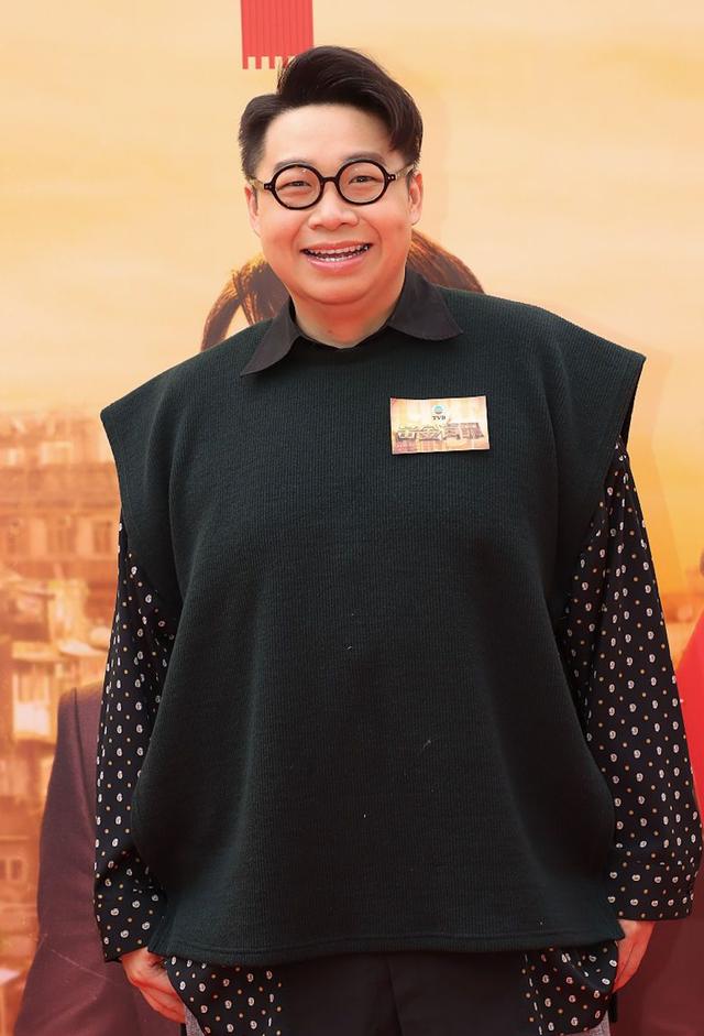 何远东谈不上是tvb绿叶中的新面孔,或许也在于他的身材肥胖,戴着一副