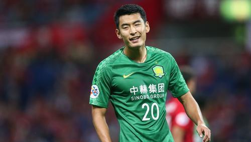 两大国脚级名将现身青岛足坛,一人资历显赫,在中超豪门担任队长